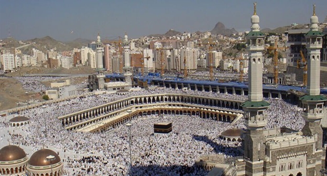 Pilgrims at the Al-Haram Mosque. Photo: Al Jazeera English https://ru.wikipedia.org