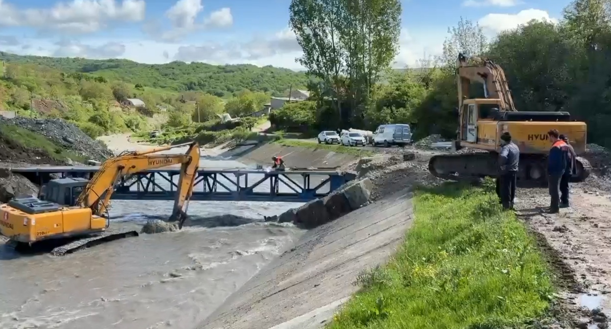 Workers construct a temporary bridge in the village of Gerpegezh. A still from Kazbek Kokov's Telegram channel: https://t.me/Kokov_Kazbek/10055