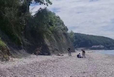 Participants in the possible fuel oil hoax on the beach in Tuapse. Still from the "My Agoy" video from May 21, 2026, https://t.me/my_agoi/3237