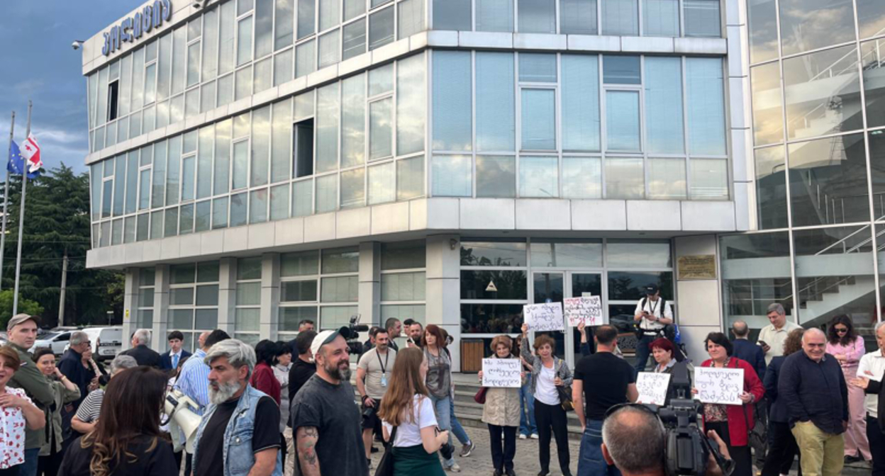Protesters against police violence in Gori. Photo: interpressnews / https://www.interpressnews.ge/ka/article/871209-goris-policiis-shenobastan-sadac-saprotesto-akcia-mimdinareobs-xmauri-iqo
Protesters against police violence in Gori. Photo: interpressnews / https://www.interpressnews.ge/ka/article/871209-goris-policiis-shenobastan-sadac-saprotesto-akcia-mimdinareobs-xmauri-iqo