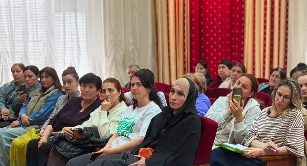 Residents of a building on Kalmykova Street at a meeting with officials. Photo: Nalchik administration https://t.me/nalchiknewschat/130035