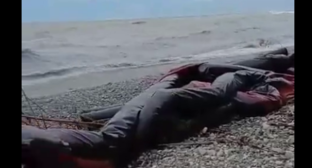 Oil booms on Primorsky Beach in Tuapse. Screenshot from the Telegram channel "My Tuapse" from May 31, 2026, https://t.me/my_tuapse/35688.