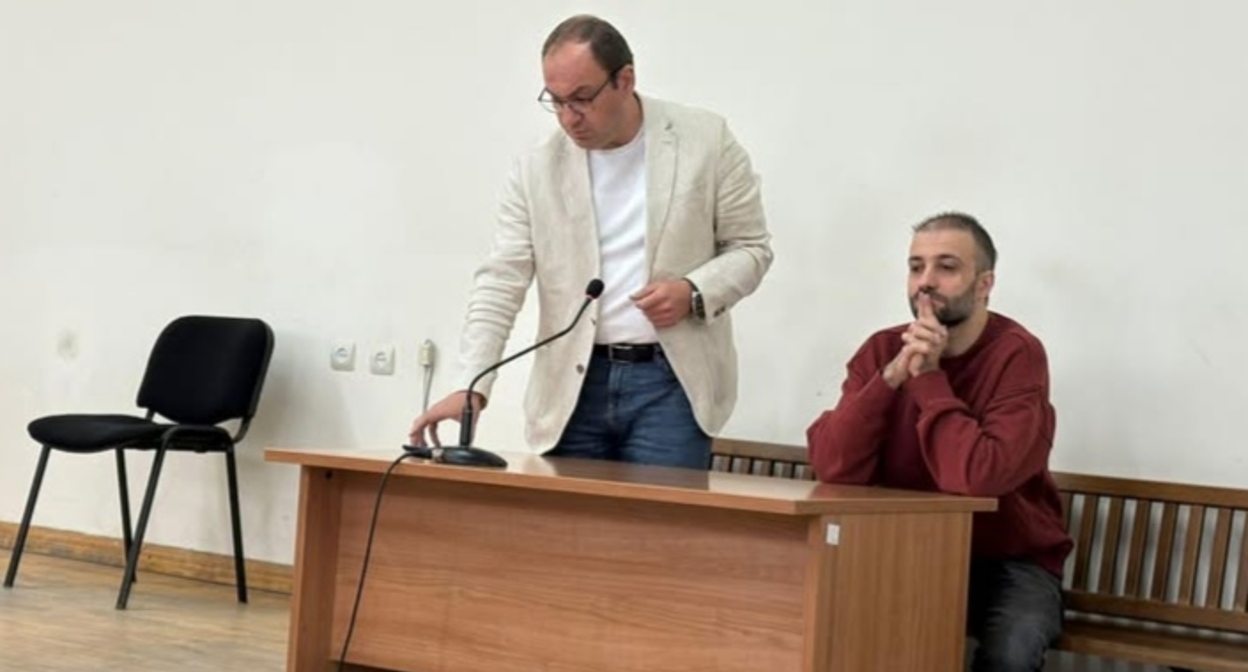 Lawyer Arsen Babayan (left) and Vazgen Saghatelyan in the courtroom. Photo from Arsen Babayan's Facebook page* https://www.facebook.com/arsenbabayan.am/ (Meta, the company that owns Facebook, is banned in Russia.) Lawyer Arsen Babayan (left) and Vazgen Saghatelyan in the courtroom. Photo from Arsen Babayan's Facebook page* https://www.facebook.com/arsenbabayan.am/ (Meta, the company that owns Facebook, is banned in Russia.)