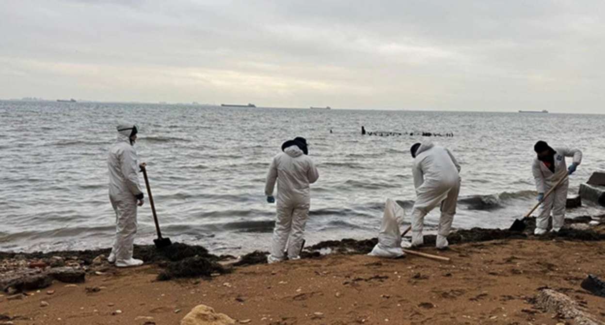 Cleaning the beach of fuel oil. Photo: Russian Ministry of Emergency Situations