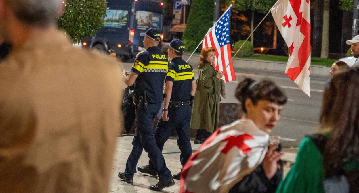 Protesters on Rustaveli Avenue. Photo: Nino Kikvadze / Publika