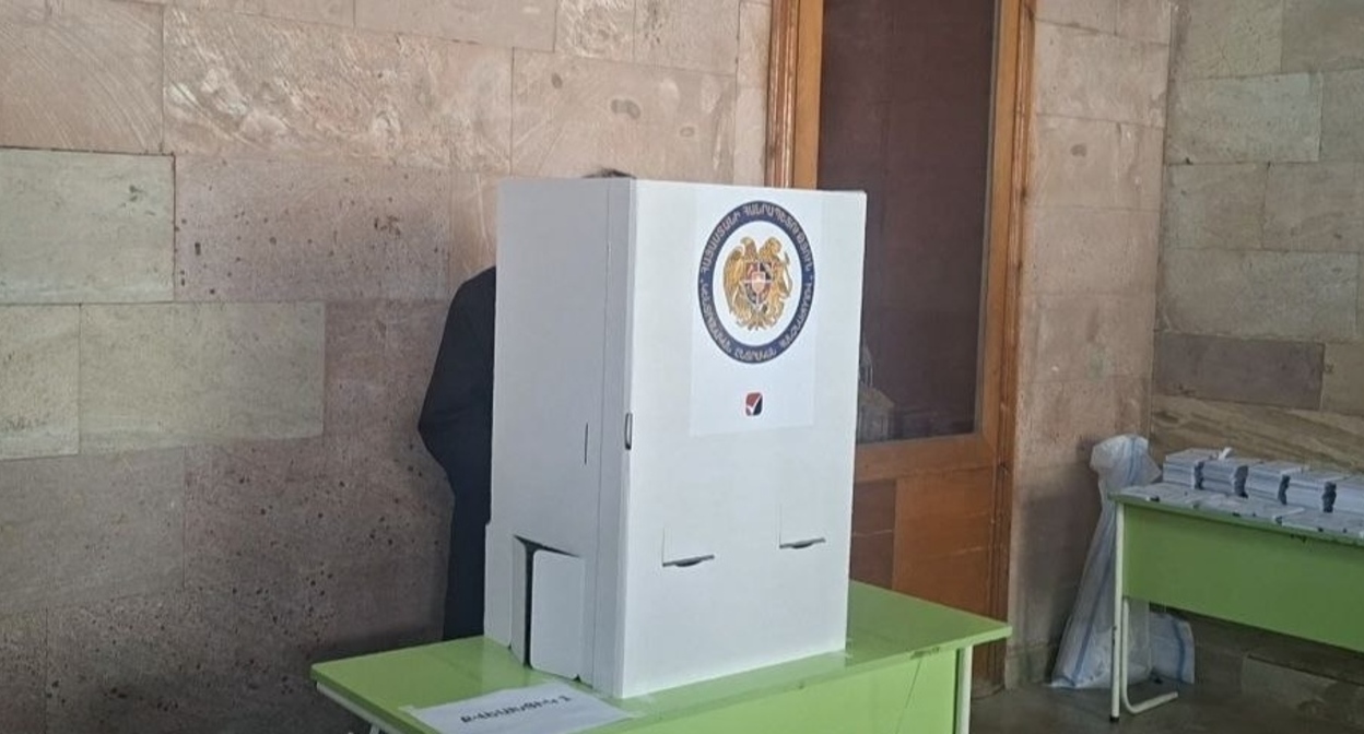 A voter at polling station No. 31/06. Gyumri, June 7, 2026. Photo by Roman Kuzhev for the "Caucasian Knot."