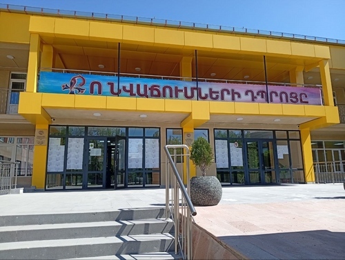 Entrance to polling station #31/06. Gyumri, June 7, 2026. Inscription on the building: "School of your knowledge." Photo by Roman Kuzhev for the "Caucasian Knot." Entrance to polling station #31/06. Gyumri, June 7, 2026. Inscription on the building: "School of your knowledge." Photo by Roman Kuzhev for the "Caucasian Knot."