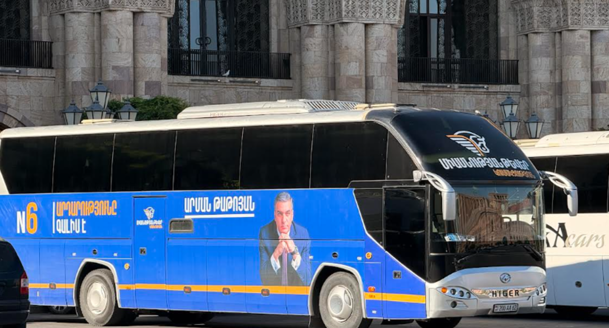 A bus carrying election campaign materials in Yerevan. Photo by "Caucasian Knot." A bus carrying election campaign materials in Yerevan. Photo by "Caucasian Knot."