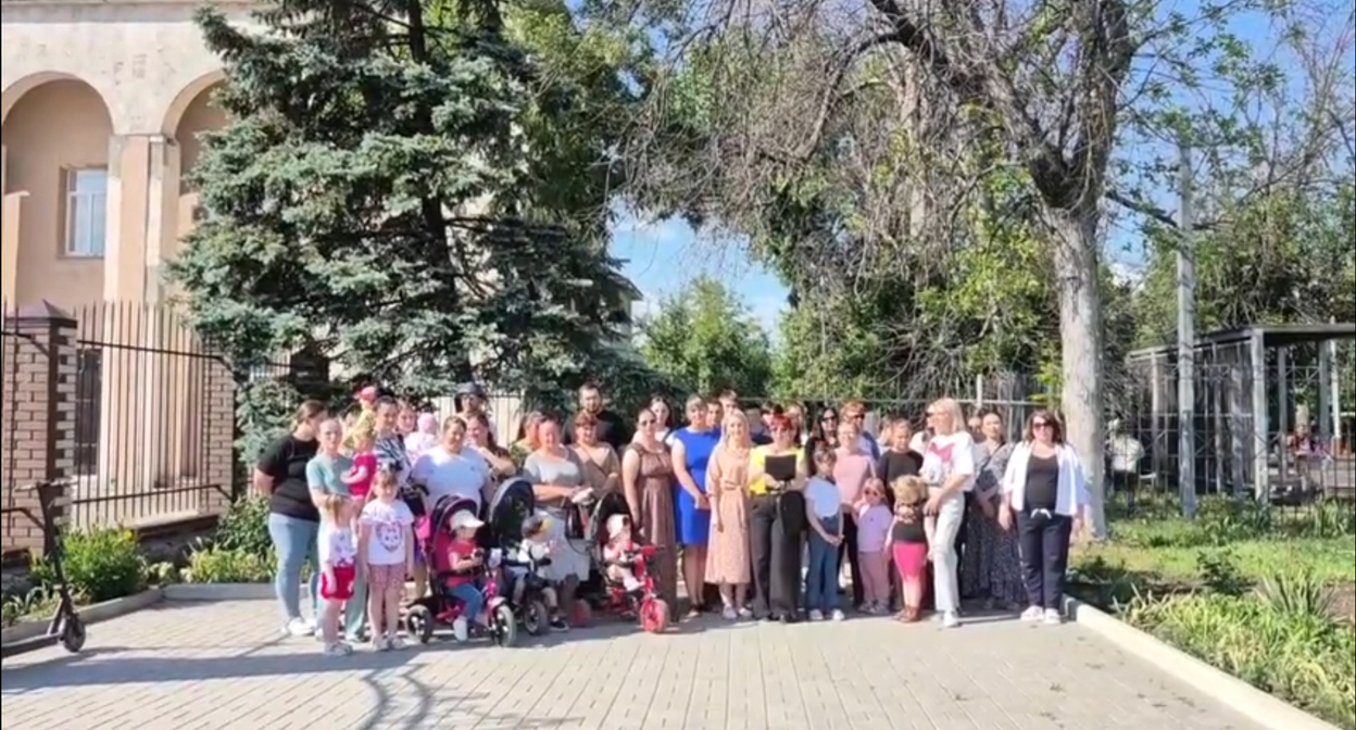 Gukovo residents are recording a video message to the authorities. Still from the video: https://vk.com/wall521404728_1525 Gukovo residents are recording a video message to the authorities. Still from the video: https://vk.com/wall521404728_1525