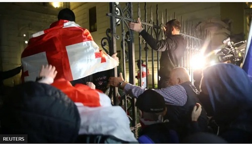 Still from the storming of the presidential palace in Tbilisi on October 4, 2025. Photo: Nostalge / https://nostal.ge/2025/10/05/shetakebebi-tbilisshi-prezidentis-sasax/ Screenshot of the storming of the presidential palace in Tbilisi on October 4, 2025. Photo: Nostalge / https://nostal.ge/2025/10/05/shetakebebi-tbilisshi-prezidentis-sasax/