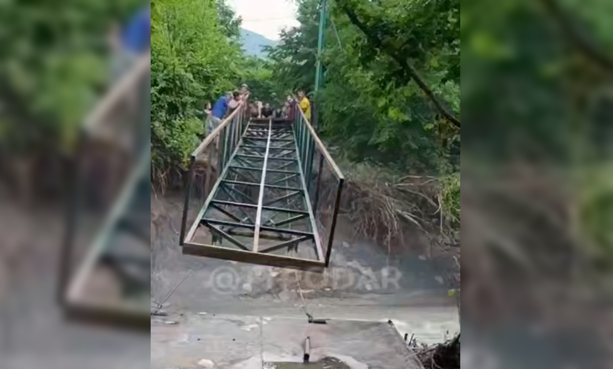 Residents of the village of Vozrozhdenie are installing a bridge across the river. Still from video: https://t.me/typodar/61193