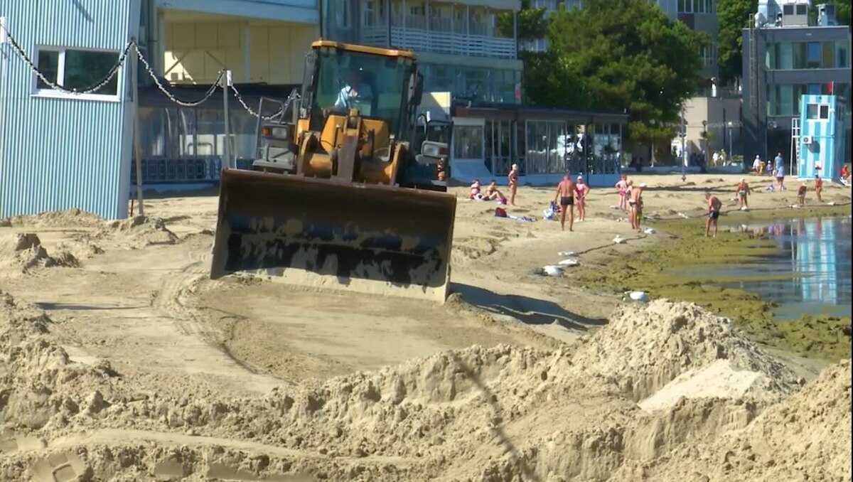 Dismantling protective embankments on Anapa's beaches. Photo: Krasnodar Krai Emergency Response Team Dismantling protective embankments on Anapa's beaches. Photo: Krasnodar Krai Emergency Response Team