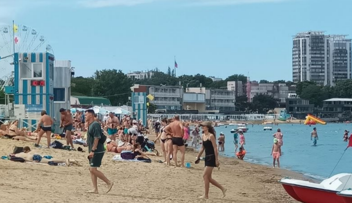 Tourists on Anapa's Central Beach. Screenshot of a photo by Marianna Shilova from June 20, 2026, https://t.me/fotoVideoMarianna/26581. Tourists on Anapa's Central Beach. Screenshot of a photo by Marianna Shilova from June 20, 2026, https://t.me/fotoVideoMarianna/26581.