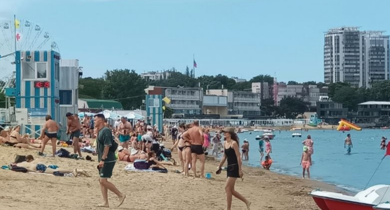 Tourists on Anapa's Central Beach. Screenshot of a photo by Marianna Shilova from June 20, 2026, https://t.me/fotoVideoMarianna/26581.