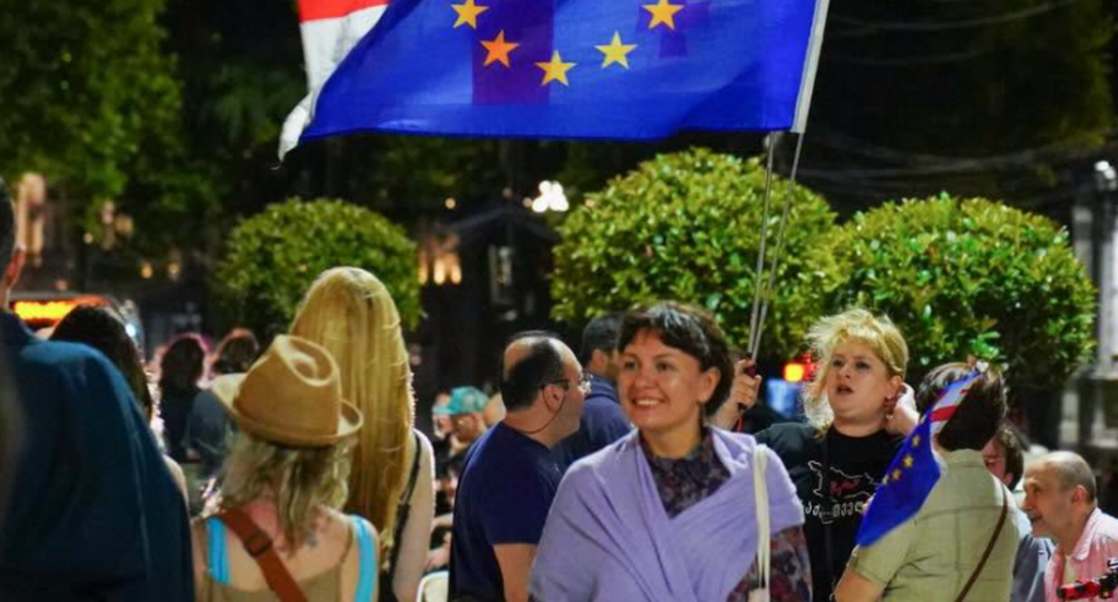 Protesters outside the Georgian Parliament. Screenshot of a photo by Mo Se from June 21, 2026, https://www.facebook.com/photo?fbid=4347579758890096&set=pcb.4347579905556748 (Meta, the company that owns the social network, is banned in Russia).