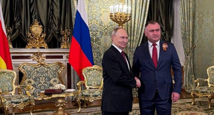 Alan Gagloev (right) and Vladimir Putin. Photo: https://presidentruo.org/alan-gagloev-naznachen-sovetnikom-prezidenta-rossijskoj-federaczii/