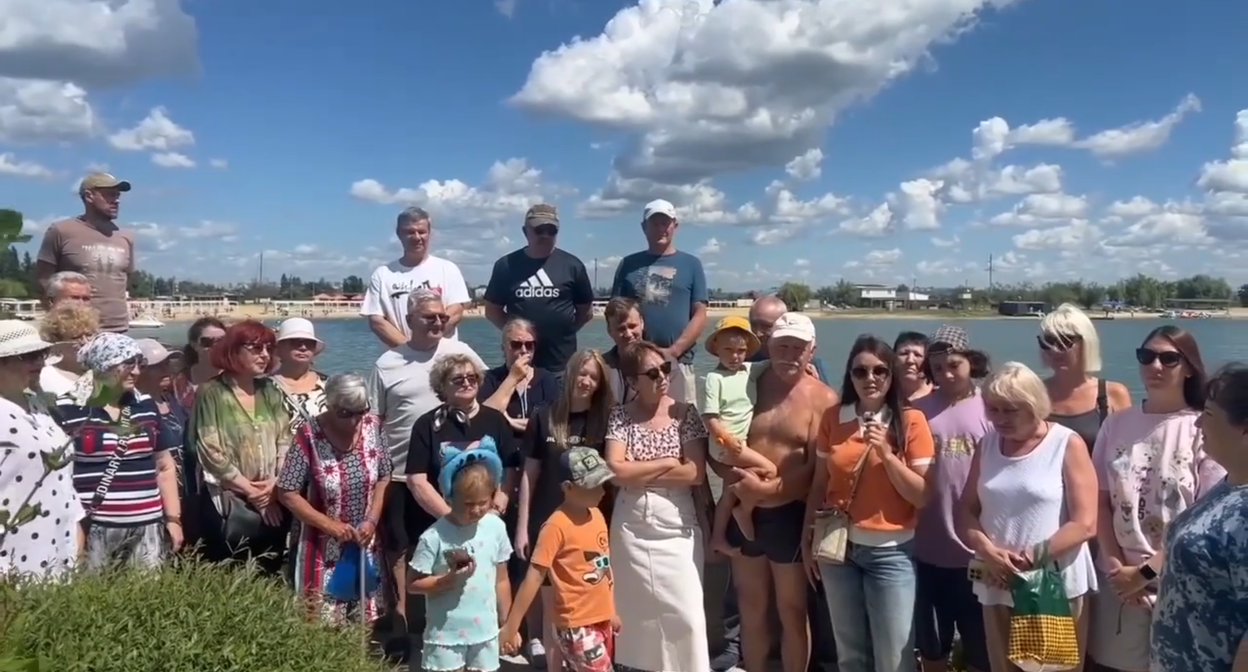 A still from a video message from Bataysk residents complaining about a polluted lake. Photo: Bloknot Rostov-on-Don / VKontakte