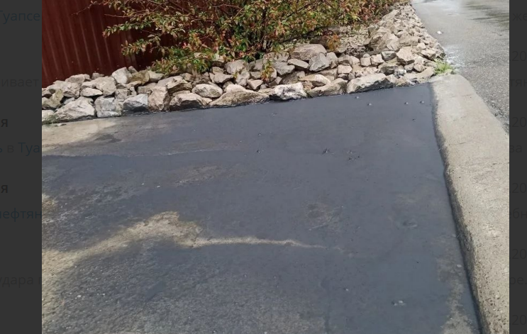The condition of the asphalt after the oil rain near Tuapse. Screenshot from Zhora Kavanosyan's Telegram channel, https://t.me/ecozhora/7487.