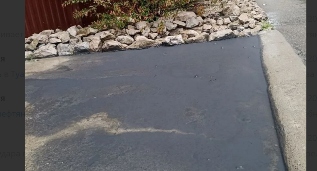 The condition of the asphalt after the oil rain near Tuapse. Screenshot from Zhora Kavanosyan's Telegram channel, https://t.me/ecozhora/7487.