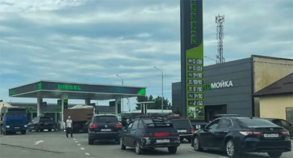 A line at a gas station. Photo: https://riadagestan.ru/
