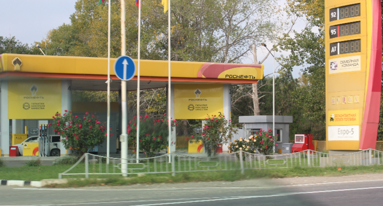 Gas station in Anapa. Screenshot from Yandex.Maps, https://yandex.ru/maps/org/rosneft/1424333713/?ll=37.327415%2C44.909208&z=16