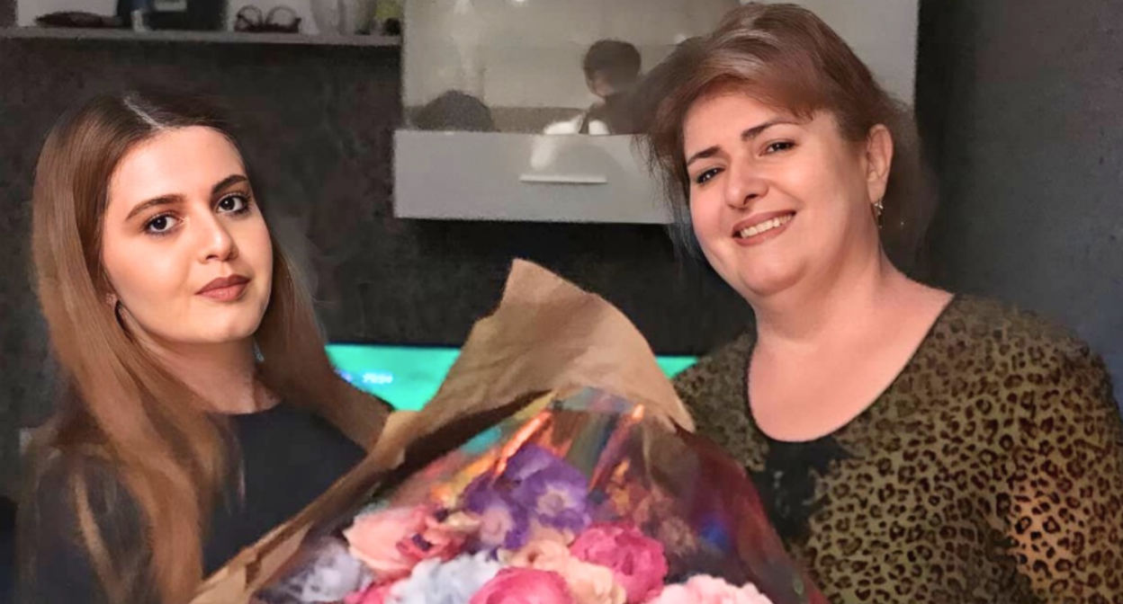 Aliya Yangulbaeva (left) and Zaarema Musaeva. Screenshot of the photo “Daptar” from 06/23/26, https://daptar.org/2026/06/23/naiti-podkhod-k-ramzanu-kadyrovu-pochemu-doch-zaklyuchennoi-zaremy-musaevoi-obratilas-k-docheri-glavy-chechni/