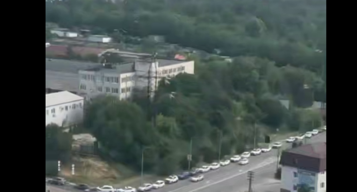 A gas station line in Novorossiysk. Still from a video by Krasnodar/Teletype from June 28, 2026, https://t.me/tipichkras/80492