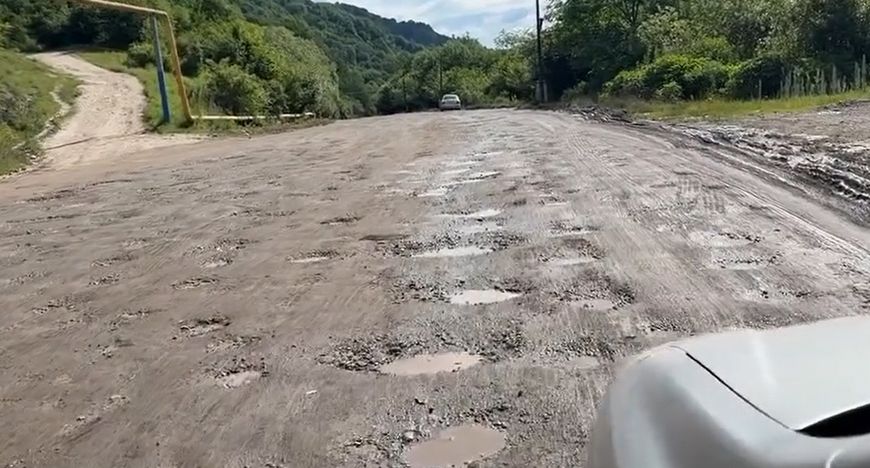 The road from the village of Lechinkai to Lower Chegem. Frame from the video https://www.instagram.com/_07_kbr/reel/DaSnbMlAm-H (the activities of the company Meta (which owns Facebook, Instagram, and WhatsApp) are banned in Russia)