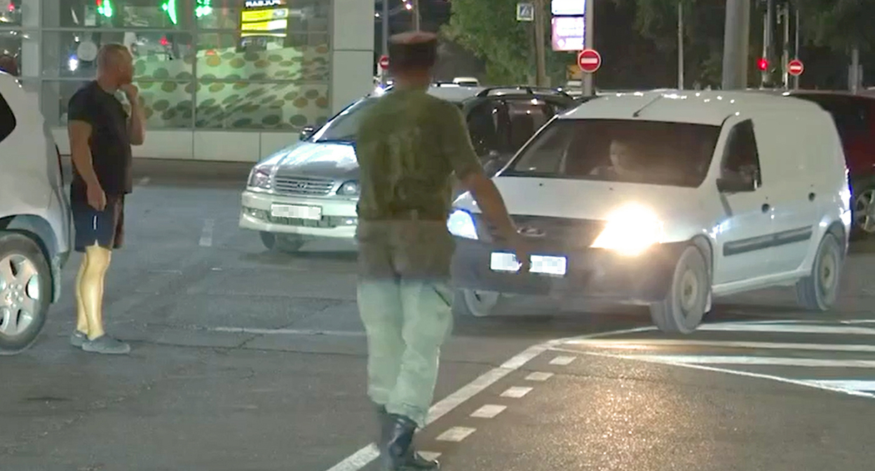 A Cossack regulates the queue at one of the gas stations in Anapa. Frame from the video in the Telegram channel of the mayor of Anapa – https://t.me/sbmaslova/7032 A Cossack regulates the queue at one of the gas stations in Anapa. Frame from the video in the Telegram channel of the mayor of Anapa – https://t.me/sbmaslova/7032