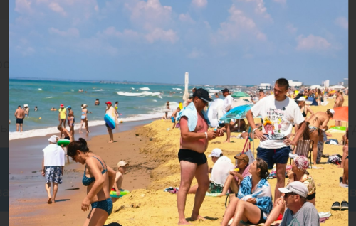 Tourists at the "Caucasus" beach. Screenshot from the Telegram channel "Makovozovy" dated 04.07.26, https://t.me/makovozovy/63397 Tourists at the "Caucasus" beach. Screenshot from the Telegram channel "Makovozovy" dated 04.07.26, https://t.me/makovozovy/63397