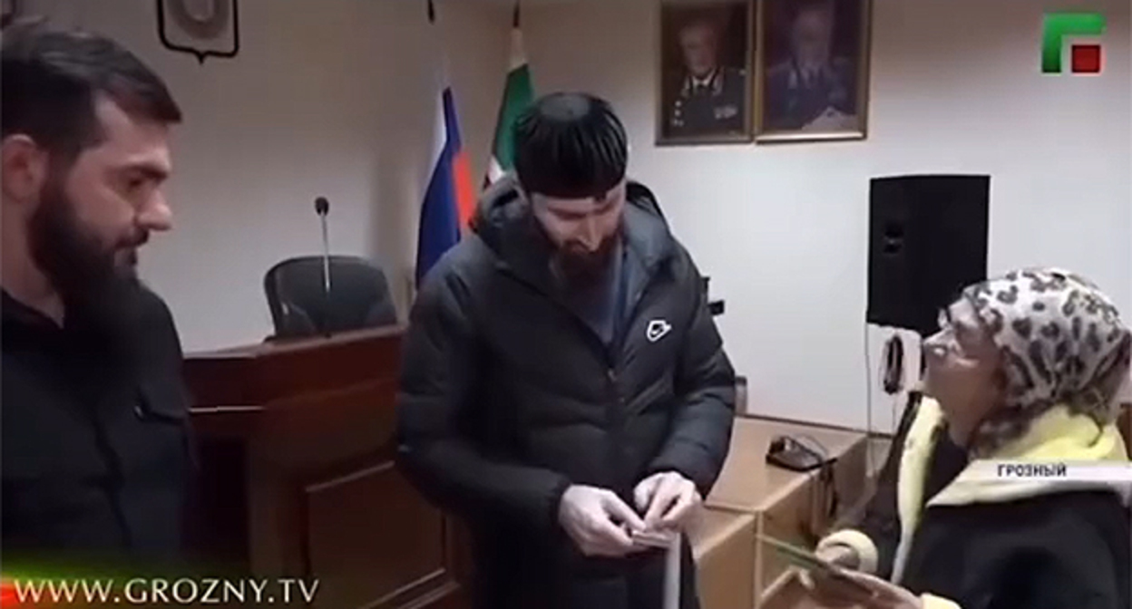 The head of the Islamic Medicine Center, Adam Elzhurkaev, and the resident of Grozny, who is accused of witchcraft. Frame from the video https://www.instagram.com/p/DaqPUA_oNu_ (the activities of the company Meta (which owns Facebook, Instagram, and WhatsApp) are banned in Russia) The head of the Islamic Medicine Center, Adam Elzhurkaev, and the resident of Grozny, who is accused of witchcraft. Frame from the video https://www.instagram.com/p/DaqPUA_oNu_ (the activities of the company Meta (which owns Facebook, Instagram, and WhatsApp) are banned in Russia)