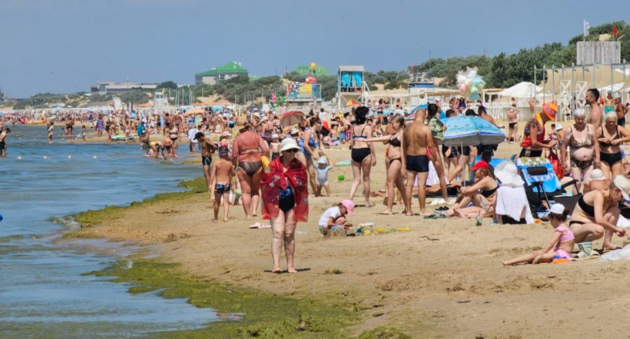 The situation at the beach in Dzhemete, Guest Passage, "Dynamo" beach. Screenshot photo by Yuri Ozarovsky from 18.07.26, https://t.me/MoreOz/129011