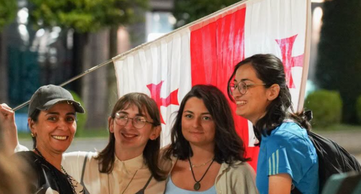 Participants of the action near the Parliament of Georgia. Screenshot of a photo by Mo Se from 19.07.26, https://www.facebook.com/photo?fbid=4375766539404751&set=pcb.4375766702738068 (the activities of the company Meta, which owns the social network, are banned in Russia).