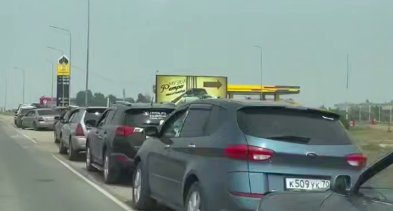 Queue at the gas station. Frame from the video Krasnodar/Teletype from 22.07.26, https://t.me/tipichkras/81260