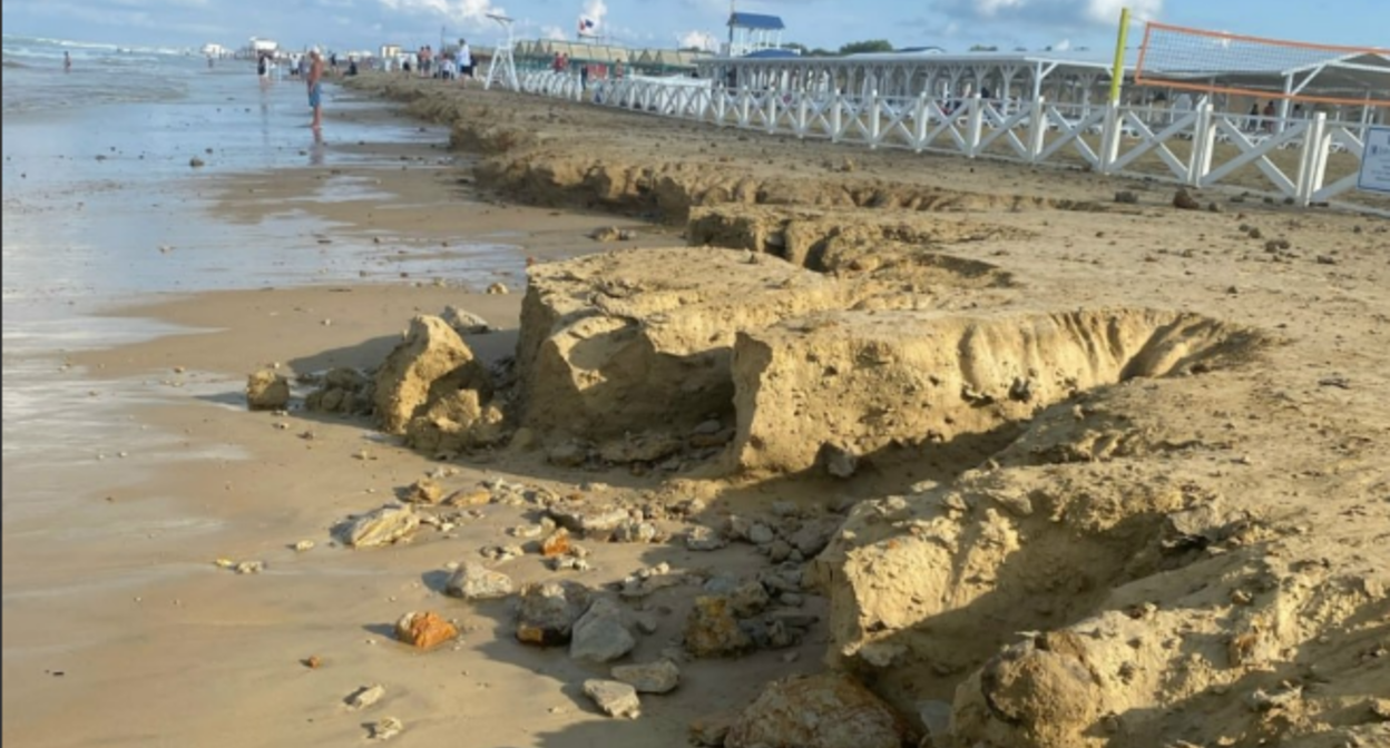 Clay and stones on one of the Anapa beaches. Screenshot from "News of Anapa" dated 24.07.26, https://t.me/AnapaNowosti/85441