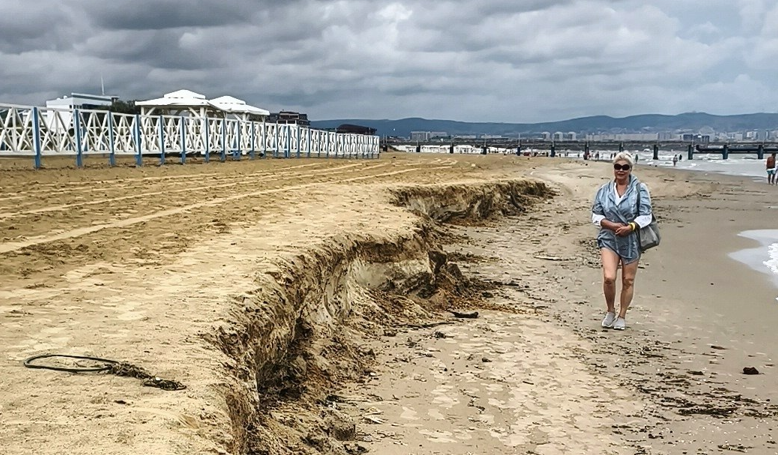 The beach in Anapa. Screenshot from the Telegram channel "Makovozovy" dated 26.07.26, https://t.me/makovozovy/65144. The beach in Anapa. Screenshot from the Telegram channel "Makovozovy" dated 26.07.26, https://t.me/makovozovy/65144.