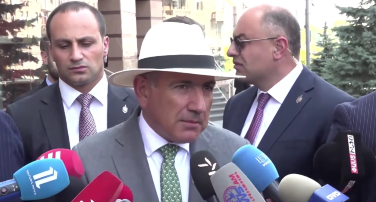 Pashinyan answers journalists' questions. A still from the video News.Am from 29.07.26, https://www.youtube.com/watch?v=jy-0V35KSjQ&t=186s