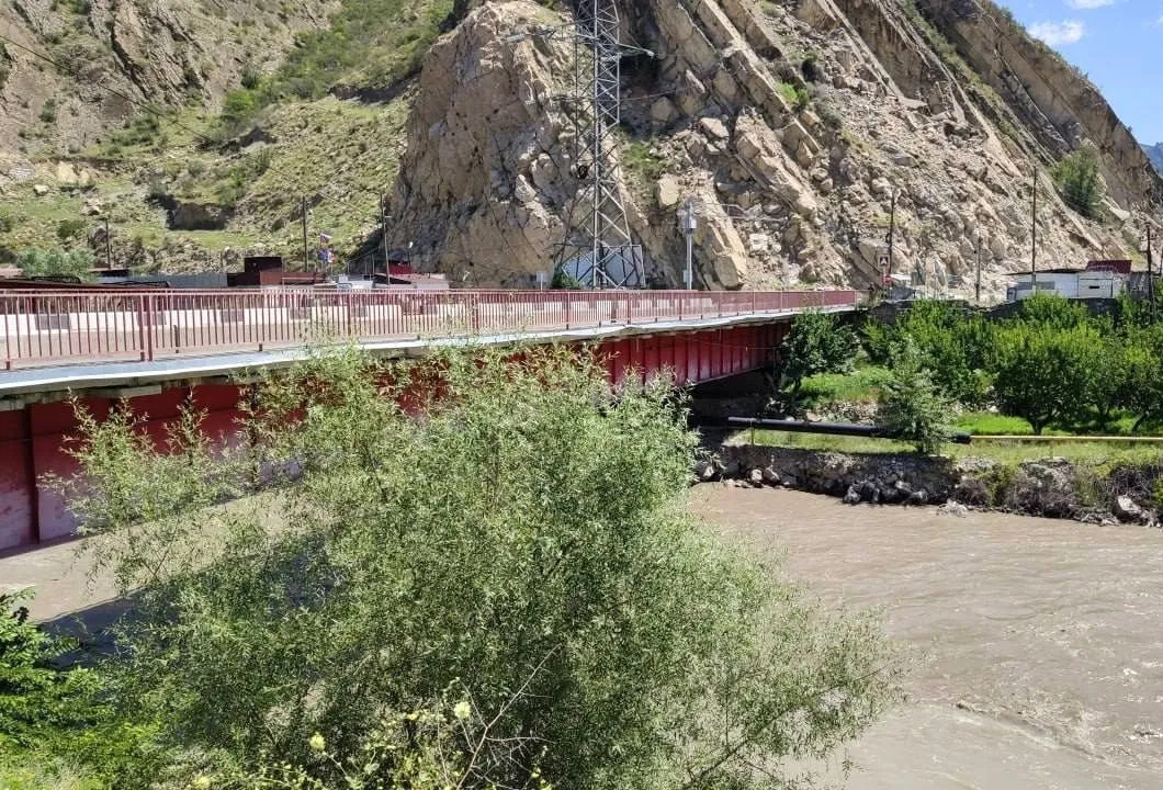 Frame Red Bridge in Dagestan over the Kara-Koysu River. Photo: Expert South / https://www.expertsouth.ru/news/v-dagestane-izza-ugrozy-obrusheniya-perekryli-dvizhenie-po-krasnomu-mostu/