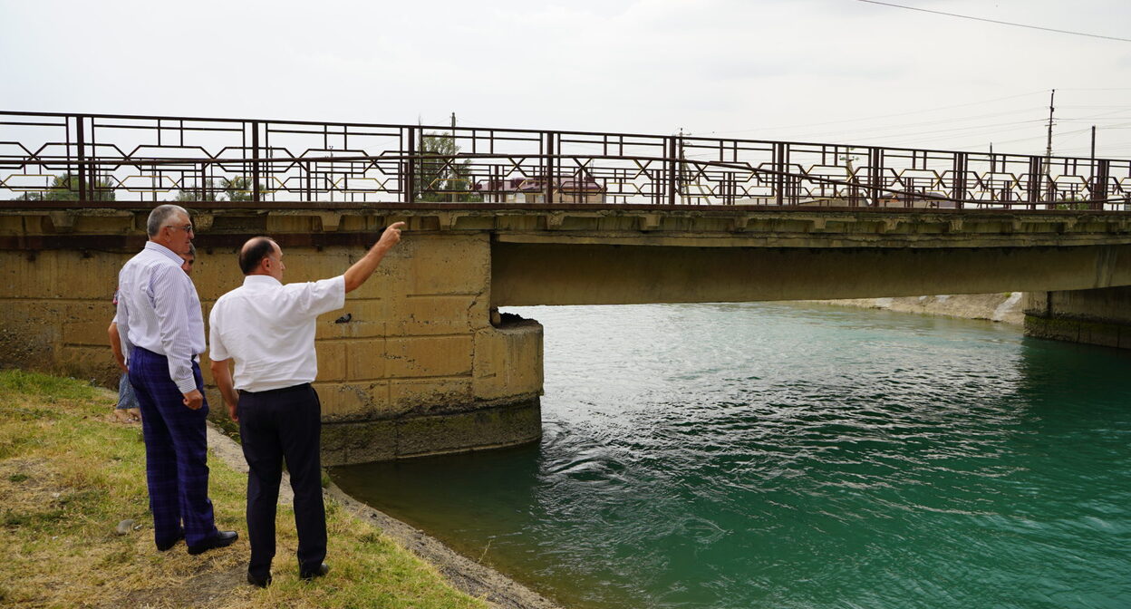 Frame of the emergency bridge in the village of Bavtugai, Kizilyurt district. Photo: Administration of Kizilyurt / https://mo-kizilurt.ru/organy-mestnogo-samoupravleniya/ofitsialnye-vizity-i-rabochie-poezdki-glavy-goroda/bavtugajskij-most-pod-pristalnym-vnimaniem-administracii/
