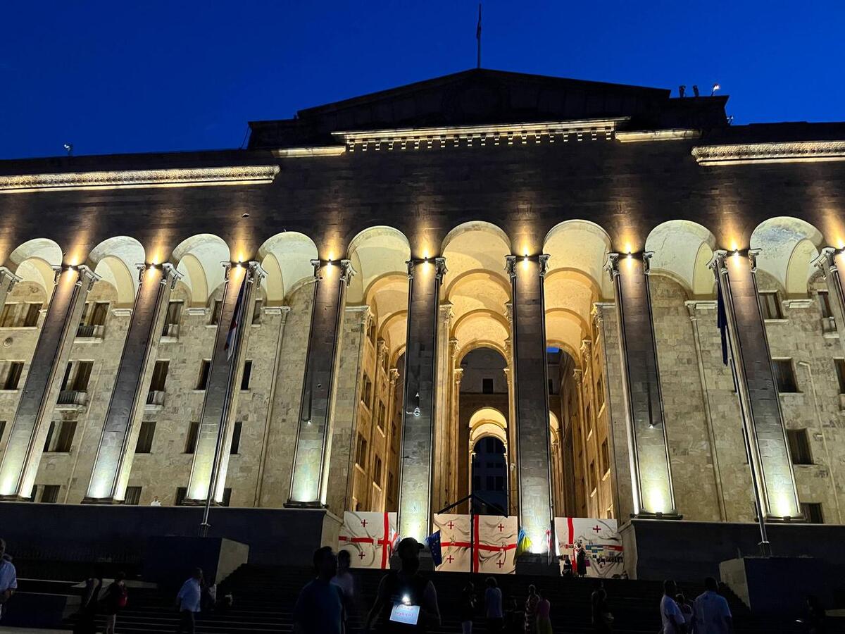 Frame supporters of Eurointegration gathered on the 616th day of continuous protests at the Parliament of Georgia, despite the third large-scale blackout. Photo: Tbilisi life / Telegram channel