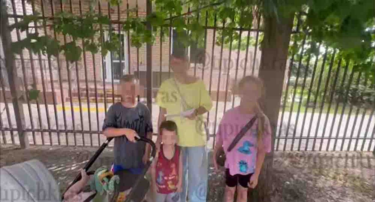A resident of Krasnodar reads an address to the head of the Investigative Committee. Frame from the video https://t.me/tipichkras/81901 A resident of Krasnodar reads an address to the head of the Investigative Committee. Frame from the video https://t.me/tipichkras/81901
