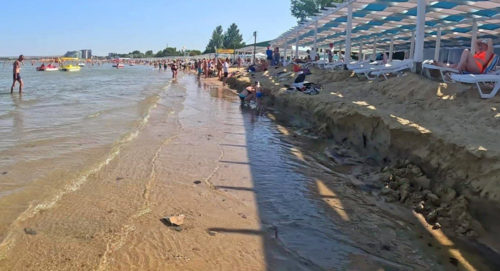 Therapeutic beach in Anapa. Screenshot from Larisa A. from comments in Svetlana Maslova's TG channel from 11.08.26, https://t.me/sbmaslova/7554?comment=30004. Therapeutic beach in Anapa. Screenshot from Larisa A. from comments in Svetlana Maslova's TG channel from 11.08.26, https://t.me/sbmaslova/7554?comment=30004.