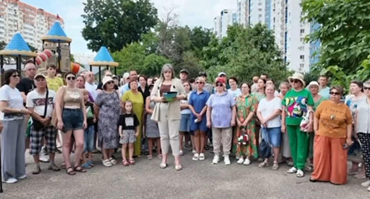 Residents of the Krasnodar residential complex "Legenda" are recording a video appeal to Putin. Frame from the video https://t.me/typodar/62727