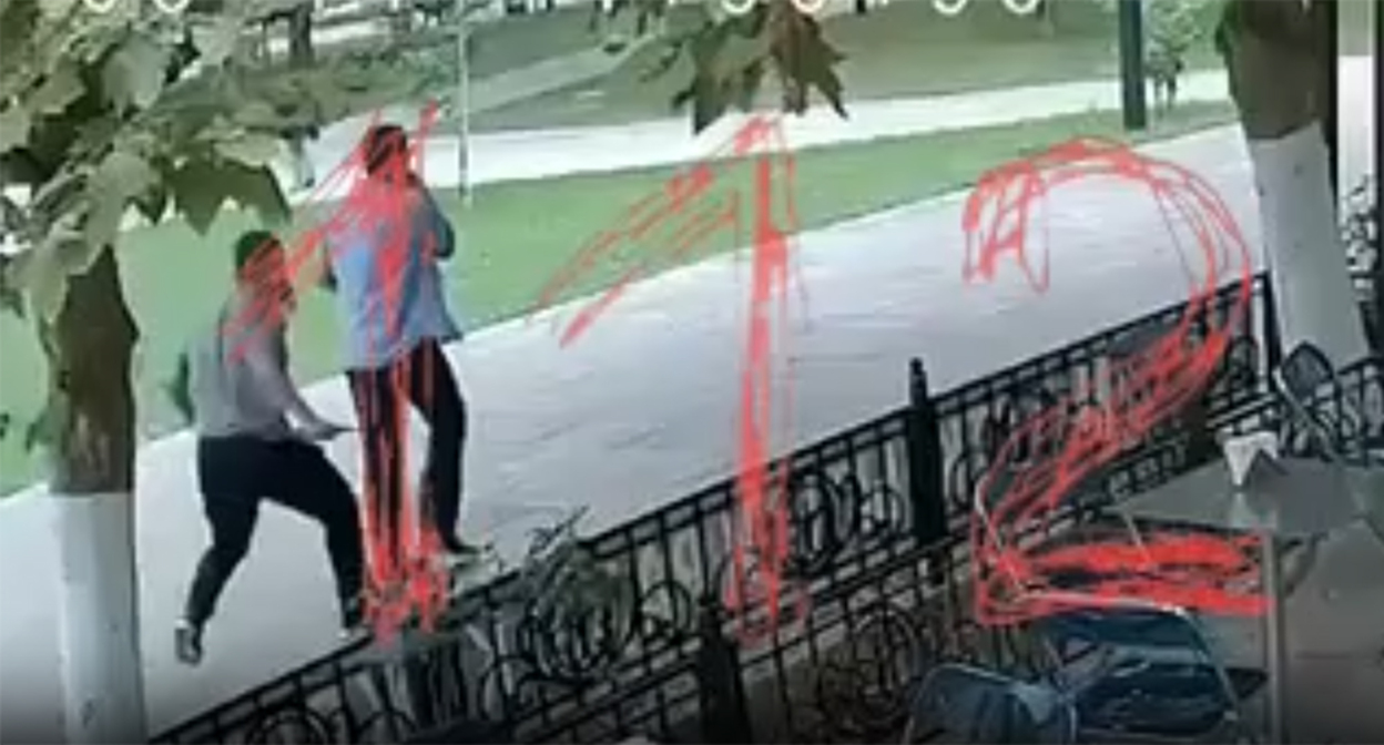 The moment of the attack in the city garden of Makhachkala. Frame from the video https://t.me/ENews112/28570 The moment of the attack in the city garden of Makhachkala. Frame from the video https://t.me/ENews112/28570