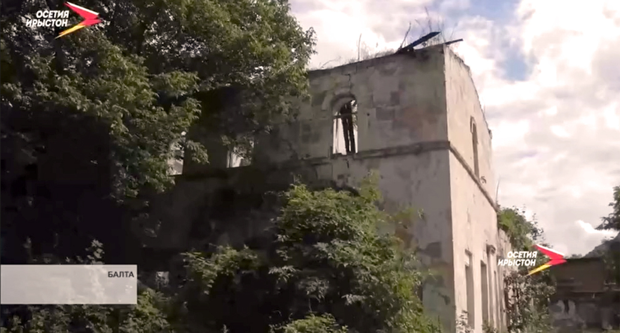 The building of the post station in the village of Balta. Frame from the video of the "Ossetia-Iriston" TV channel - https://iryston.tv
