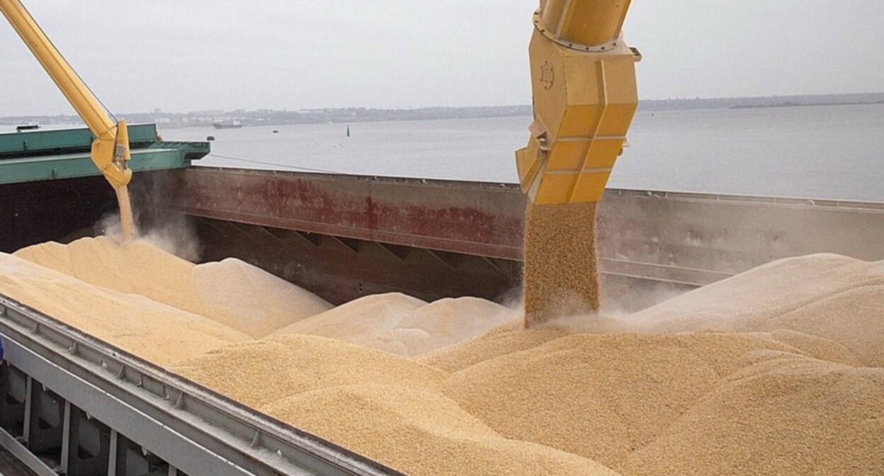 Loading grain onto a ship. Screenshot from photo by RIA "Dagestan" https://riadagestan.ru/news/economy/rosselkhoznadzor_dagestana_prokontroliroval_eksportiruemoe_v_iran_zerno Loading grain onto a ship. Screenshot from photo by RIA "Dagestan" https://riadagestan.ru/news/economy/rosselkhoznadzor_dagestana_prokontroliroval_eksportiruemoe_v_iran_zerno
