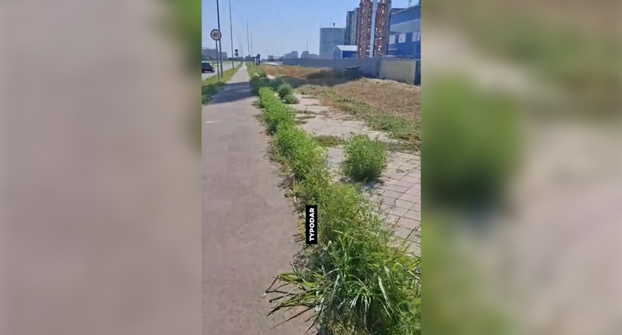 Sidewalk in Novoznamenksy. Frame from the video https://t.me/typodar/62764 Sidewalk in Novoznamenksy. Frame from the video https://t.me/typodar/62764