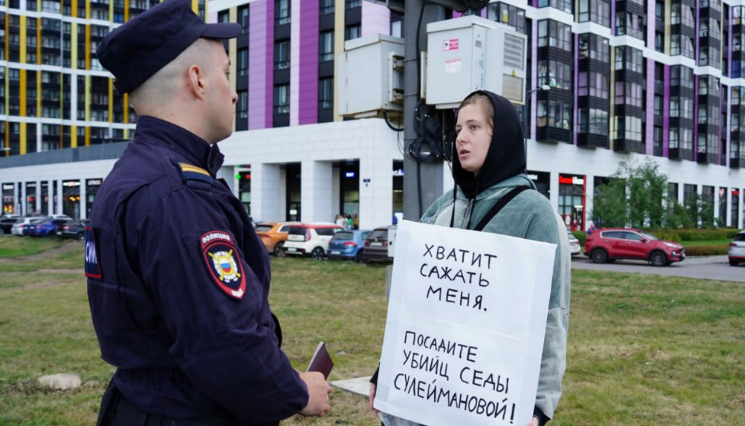 Elena Patyaeva talks to a police officer. Screenshot from "Word for Defense" https://t.me/endoflaw/1183.