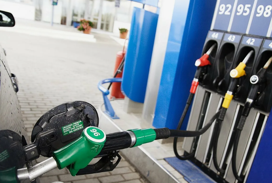 At the gas station. Screenshot of the photo https://novostipmr.com/ru/content/povyshenie-mirovykh-cen-na-neft-privelo-k-rostu-cen-na-toplivo-v-pmr