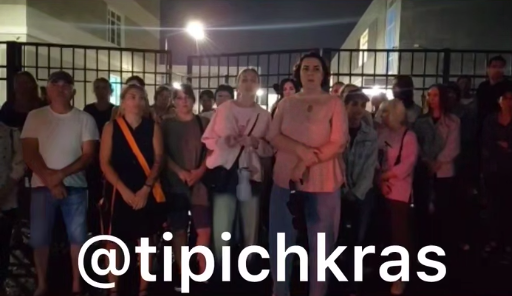 Parents of schoolchildren at the building of school No. 66 on Ponomarenko Street in Krasnodar. Photo: Krasnodar - Teletype / Telegram channel